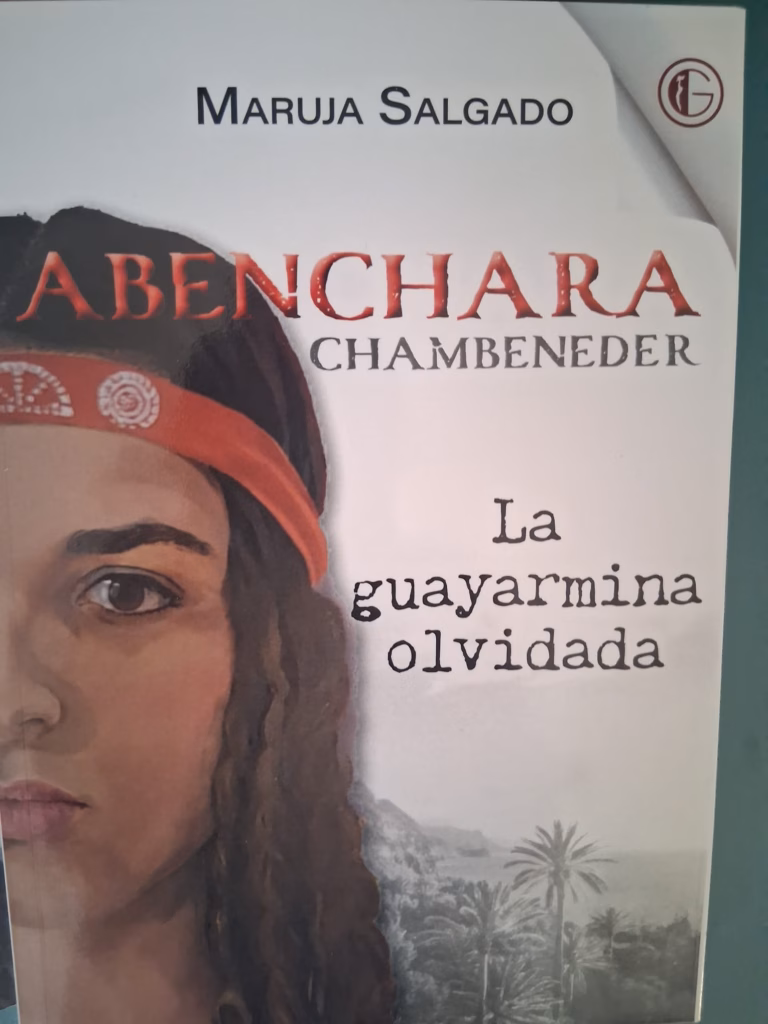 Literatura - Firma del libro "La Guayarmina Olvidada" de Maruja Salgado en el Museo Cueva Pintada de Gáldar, Gran Canaria.