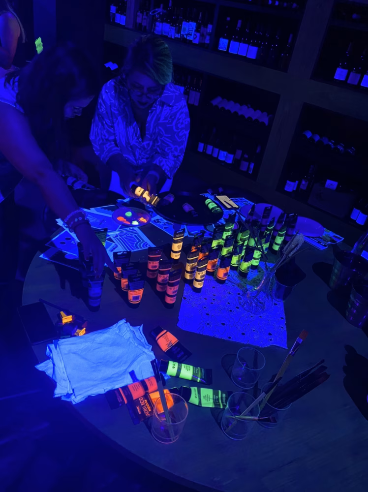 Gastronomía — «Cata y Bebe Bajo Luz Negra»